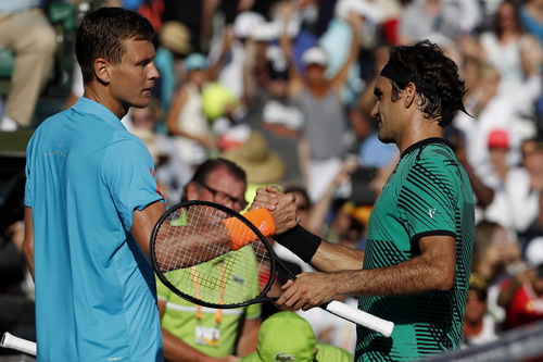 Federer thoát hiểm, Wozniacki dự chung kết Miami