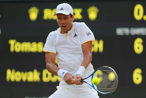 Sốc với nguy&ecirc;n nh&acirc;n Djokovic bỏ cuộc ở tứ kết Wimbledon - Ảnh 4.