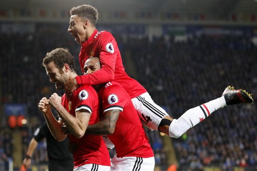 Thủng lưới phút bù giờ, Man United ôm hận với Leicester