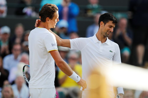 Sốc với nguyên nhân Djokovic bỏ cuộc ở tứ kết Wimbledon