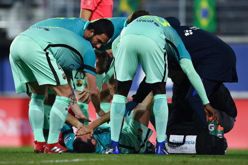 Busquets chấn thương phải rời sân sớm