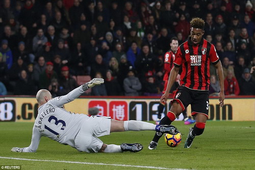 Willy Caballero ph&aacute; b&oacute;ng trước mũi gi&agrave;y Jordon Ibe