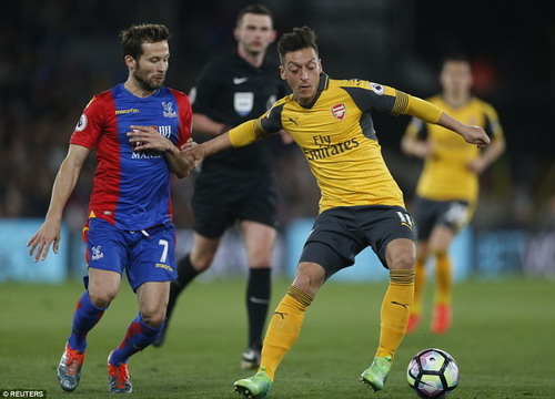 Mesut Ozil cũng không thể cứu đội nhà thoát khỏi thảm bại