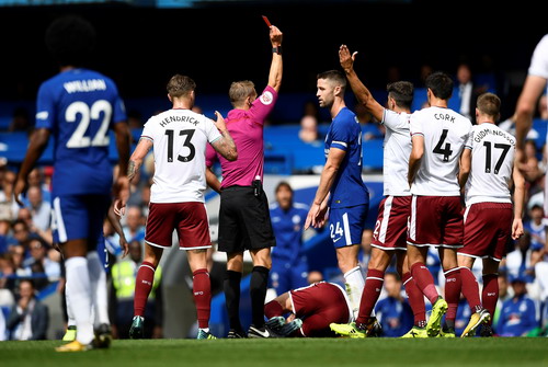 Nhận 2 thẻ đỏ, nhà vô địch Chelsea thua thảm sân nhà