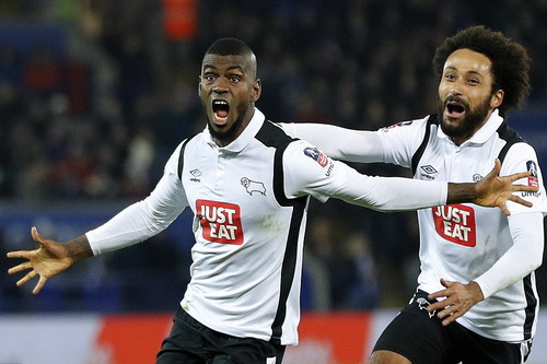 Camara s&uacute;t phạt, gỡ h&ograve;a cho Derby County