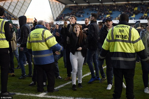 CĐV Millwall tr&agrave;n xuống s&acirc;n ăn mừng chiến thắng lịch sử