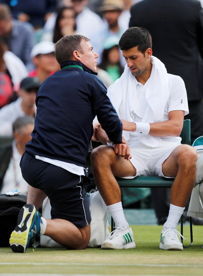 Sốc với nguy&ecirc;n nh&acirc;n Djokovic bỏ cuộc ở tứ kết Wimbledon - Ảnh 2.