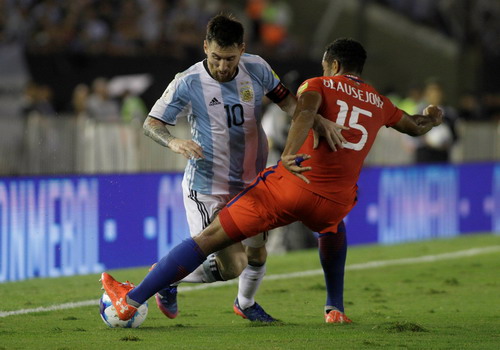 Các hậu vệ Chile chăm sóc tối đa khiến Messi nổi đóa với trọng tài