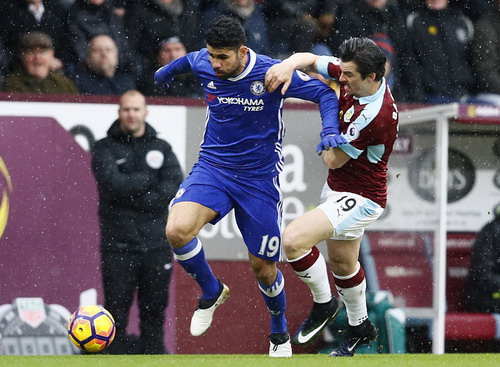 Burnley cản Chelsea, Leicester lún sâu vào nguy hiểm