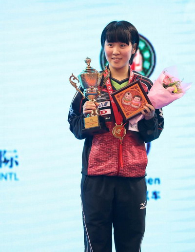 Miu Hirano nhận cúp vô địch
