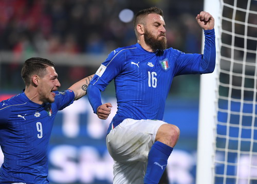 De Rossi ghi bàn từ chấm phạt đền cho chủ nhà Ý