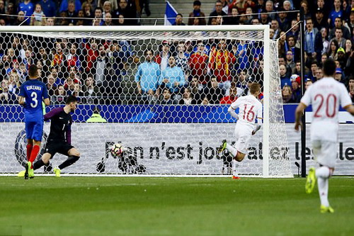 Deulofeu ghi b&agrave;n, bị từ chối rồi lại được c&ocirc;ng nhận