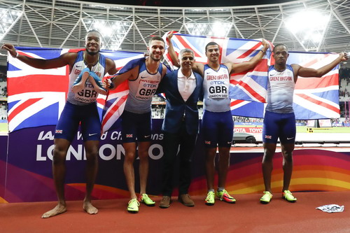 Vấp ngã ở đích đến, Usain Bolt cay đắng giã từ đường chạy - Ảnh 6.