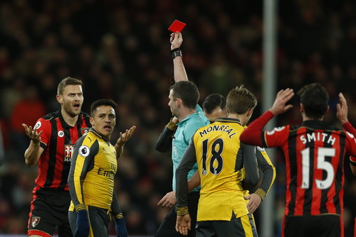 Thoát hiểm kỳ lạ trước Bournemouth, Arsenal vẫn rớt tốp 3
