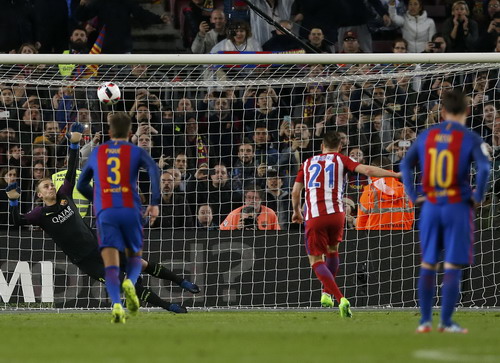 Gameiro đ&aacute; hỏng penalty cho Atletico