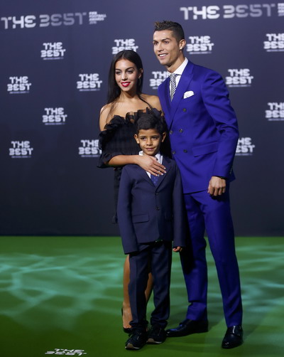 Tranh thủ giới thiệu bạn g&aacute;i mới Georgina Rodriguez