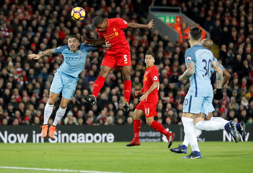 Georginio Wijnaldum đ&aacute;nh đầu ghi b&agrave;n duy nhất của trận đấu