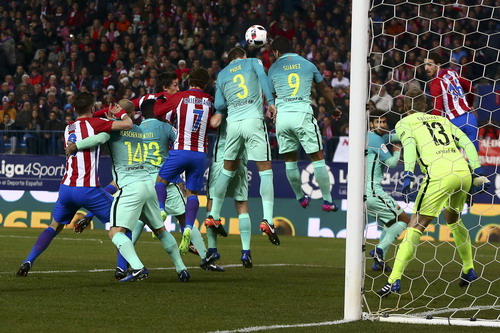 Antoine Griezmann (7) r&uacute;t ngắn tỉ số cho Atletico Madrid