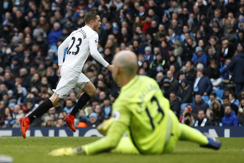 Gilfy Sigurdsson đánh bại thủ thành Caballero