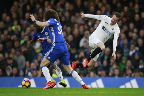 Swansea (&aacute;o trắng) vẫn chật vật trong cuộc chiến trụ hạng