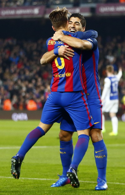 
Hai ch&acirc;n s&uacute;t c&ugrave;ng họ Suarez chia vui sau khi lập c&ocirc;ng
