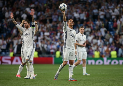 Ronaldo được nhận quả b&oacute;ng sau c&uacute; hat-trick trong trận