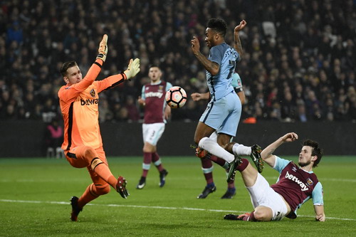 Havard Nordtveit đá phản lưới nhà trước áp lực của Sterling