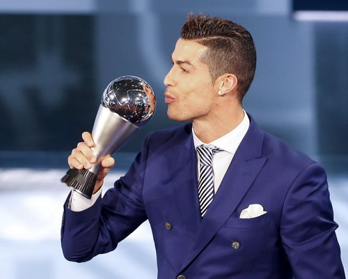 Ronaldo nhận giải thưởng “Cầu thủ xuất sắc nhất FIFA” 2016