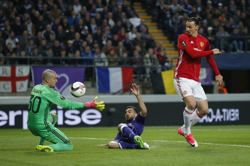 Ibrahimovic lỡ cơ hội mở tỉ số sớm cho Man United