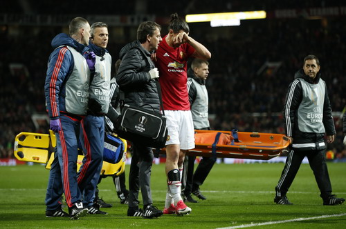 Ibrahimovic nghỉ hết năm 2017, Man United lâm nguy