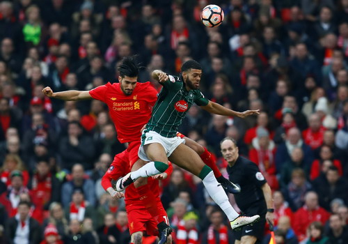 Jake Jervis (Plymouth) đối đầu cùng Emre Can