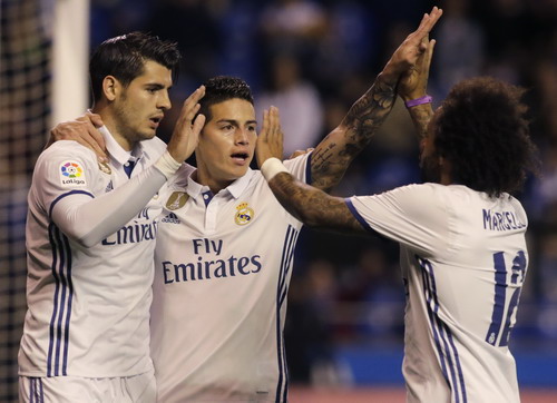 Morata (tr&aacute;i) v&agrave; James ghi 3/6 b&agrave;n thắng cho Real Madrid