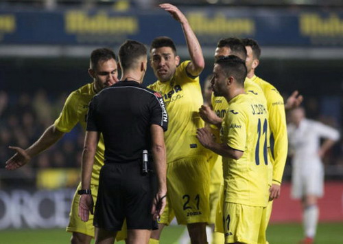 C&aacute;c cầu thủ Villarreal khiếu nại quả phạt đền với trọng t&agrave;i Jesus Gil
