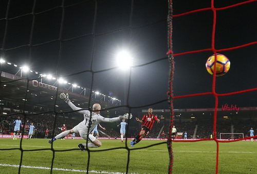 Joshua King s&uacute;t ch&aacute;y lưới Man City