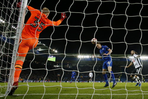 Andy King đ&aacute;nh đầu mở tỉ số sau đường chuyền bằng đầu của Albrighton