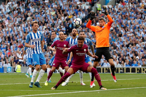 Thắng vất vả tân binh Brighton, Man City lên đầu bảng