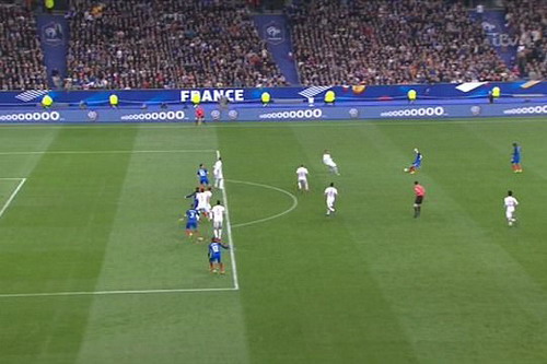 Layvin Kurzawa (3) ở v&agrave;o tư thế việt vị khi Koscielny ph&aacute;t động b&oacute;ng