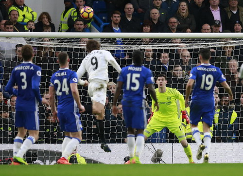 Fernando LLorente đ&aacute;nh đầu ghi b&agrave;n cho Swansea
