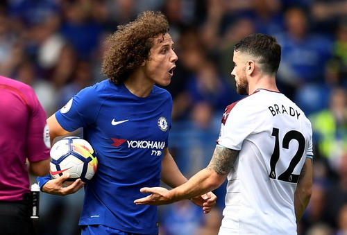 Nhận 2 thẻ đỏ, nh&agrave; v&ocirc; địch Chelsea thua thảm s&acirc;n nh&agrave; - Ảnh 6.