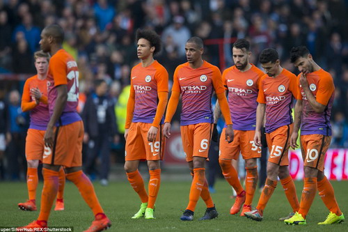 Đội qu&acirc;n h&ugrave;ng mạnh Man City rời s&acirc;n với nỗi buồn