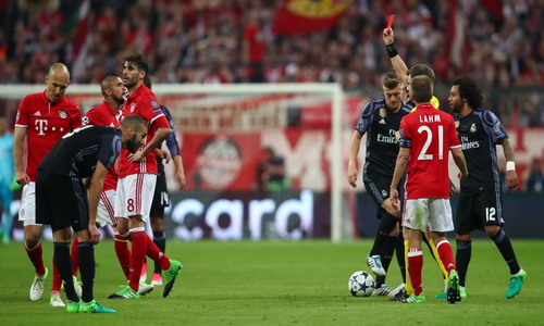Javi Martinez nhận thẻ đỏ, đẩy Bayern v&agrave;o thế kh&oacute;