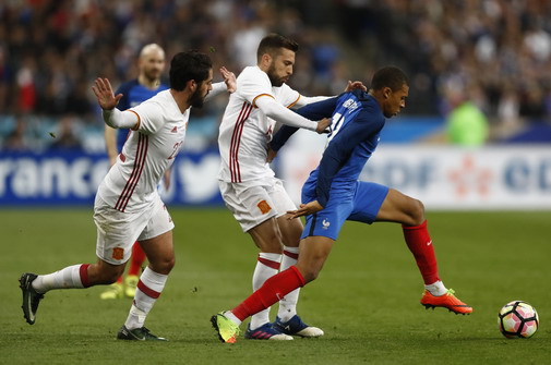 Kylian Mbappe l&agrave;m n&oacute;ng s&acirc;n Stade de France