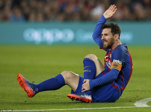 Messi bị đeo b&aacute;m qu&aacute; r&aacute;t, d&iacute;nh chấn thương
