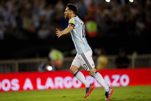 Messi vui mừng sau khi ghi bàn vào lưới Chile