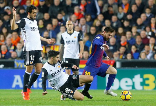 Trọng tài quyết "phá", Barcelona suýt trắng tay ở Mestalla