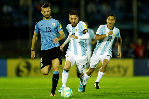 Messi tịt ngòi, Argentina vẫn khốn khó
