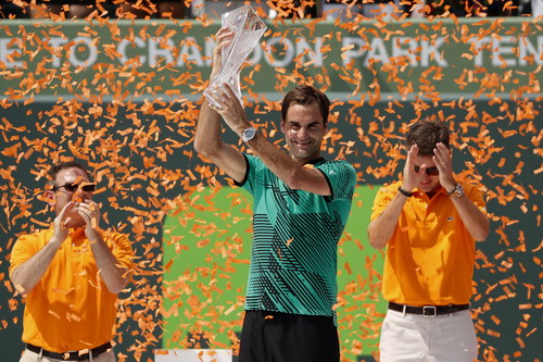 Nh&agrave; v&ocirc; địch lớn tuổi nhất ở Miami Open