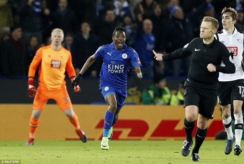 Trọng t&agrave;i Mike Jones từ chối 4 t&igrave;nh huống phạt đền cho Leicester
