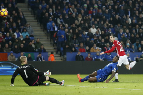 Mkhitaryan đua tốc độ rồi phá lưới thủ thành Schmeichel
