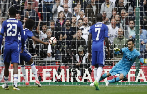 Willian ghi bàn thứ nhì từ chấm phạt đền, làm thay công việc của Hazard và Costa